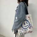 Detailansicht der weißen Canvas-Tasche mit blauem Bären-Graffiti und schwarzen Trägern - Kleiner Teufel Graffiti-Stil