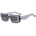 Gafas de sol rectangulares modernas con montura gris gruesa y lentes oscuras - Montura Gris / Lentes Gris Negro