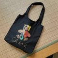 Détail de l'imprimé ours graffiti coloré et texte GAME sur cabas en toile noir - Style Gilet / Noir