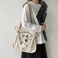 Détail d'un grand sac en toile avec illustration japonaise rétro et texte sur l'épaule - Imprimé Beige (Sac en Toile Personnalisé)