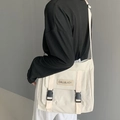 Détail du sac bandoulière en nylon blanc cassé avec étiquette CALL&LADY et boucles - Sans Pendentif / Blanc Cassé
