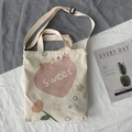 Detail der cremefarbenen Segeltuchtasche mit pinkem Herz und verstellbarem Schultergurt - Süßes Herzmuster Stil / Beige