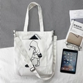 Detailopname van de witte canvas tas met meisje-print en verstelbare schouderriem - Intoxicated Girl Wit Multifunctioneel