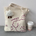 Nahaufnahme der Canvas-Tasche mit lila Comic-Druck und flauschigem Wolken-Anhänger - Cartoon Hund Schulter Stil mit Wolken Plüsch Anhänger (Beige)