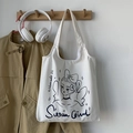 Detailaufnahme der weißen Segeltuchtasche mit handgezeichneter Illustration und Swan Girl - Gebrochenes Weiß