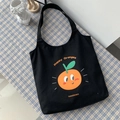 Dettaglio della borsa tote in tela nera con stampa di arance su fondo a quadri - Stampa Arancia Cartoon / Nero