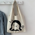 Detail der minimalistischen cremefarbenen Canvas-Tasche mit süßer Illustration - Überraschungsmädchen Illustration (Westen-Griff-Stil) / Gebrochenes Weiß