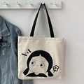 Minimalistische Canvas-Tragetasche mit süßer Mädchen-Illustration an einem Wandhaken - Überraschungsmädchen Illustration (Reißverschluss-Schulter-Stil) / Gebrochenes Weiß