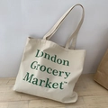 Borsa tote in tela crema con stampa verde London Grocery Market e tracolle lunghe - Beige (Borsa Grande Con Lettere Verdi)