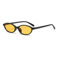 Gafas de sol ovaladas vintage con montura negra y lentes amarillas sobre fondo blanco - Montura Negra Lentes Amarillas
