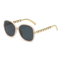 Lunettes de soleil carrées beiges à la mode avec branches chaîne dorée et verres foncés - Monture Thé au Lait Verres Gris Noir