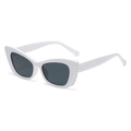 Occhiali da sole cat-eye bianchi con lenti grigie scure e montatura con texture a rilievo - Montatura Bianca Lente Grigio Scuro