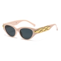 Occhiali da sole cat eye con montatura rosa nude, lenti grigio scuro e dettagli dorati - Montatura Beige Lente Grigio Nero
