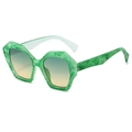 Occhiali da sole poligonali verde marmo con lenti sfumate giallo-blu su sfondo bianco - Montatura Verde Lenti Verde Giallo