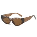Gafas de sol ojo de gato modernas con montura marrón y detalles de perlas - Montura Té Lente Té