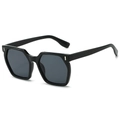 Gafas de sol cuadradas negras clásicas con remaches plateados y lentes oscuros UV - Montura Negra Lentes Gris Negro