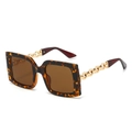 Lunettes de soleil carrées écaillées avec branches en chaîne dorée et verres marron foncé - Monture Léopard / Verres Thé