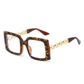 Fashionable oversized square sunglasses with tortoiseshell frame and gold chain temples - Leopard Frame