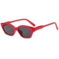 Occhiali da sole cat-eye retrò con montatura rossa e lenti grigie su sfondo bianco - Montatura Rossa Lente Grigio Scuro
