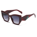Occhiali da sole cat-eye oversize rosso scuro con lenti sfumate e aste con motivo geometrico - Montatura Rosso Profondo Lente Grigio Sfumato