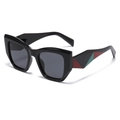 Occhiali da sole neri cat-eye con lenti grigie e dettagli geometrici rosso e verde - Montatura Nera Lenti Grigio Nero