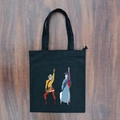 Minimalistische schwarze Segeltuchtasche mit Sun-Wukong-Druck und Reißverschluss auf Holz - Schwarz