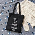 Borsa tote minimalista in tela nera con tipografia vintage su maglione lavorato - Nero 1975