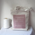 Borsa tote in tela beige con stampa grafica rosa e citazione per studenti - Blocco di Colore Rosa (Shopping is an ART Form) / Rosa Chiaro (Shopping)
