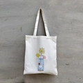 Witte canvas draagtas met handgetekende zonnebloem en blauwe vaas illustratie - Vaaspatroon (Wit)