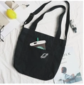 Borsa tote in tela nera minimalista con ricamo di pianeta cosmico sulla tasca anteriore - Design con Pianeta Nero e Tasca Esterna