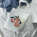 Detailansicht der weißen Canvas-Tasche mit Aquarell-Orangen-Druck auf dem Stoff - Apfel Illustration Weiße Tasche