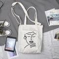 Détail du sac cabas en toile blanche avec dessin visage minimaliste et bandoulière - Visage Timide Blanc (Double Usage)