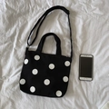 Detail einer schwarzen Canvas-Tasche mit Polka-Dots, Reißverschluss und Größenvergleich - Schwarz (Weiße Punkte)