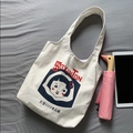 Detailansicht der cremeweißen Canvas-Einkaufstasche mit Vintage-Porträt und breitem Trageriemen - Weiße Food Factory Girl Westentasche