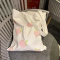 Minimalistische Canvas-Tragetasche mit Pfirsich-Prints und Fairy-Schriftzug auf einem Hocker - Weiß Pfirsich Stil
