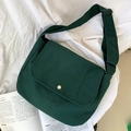 Minimalistische donkergroene canvas crossbodytas met verstelbare riem op witte stof - Crossbody Tas Met Klep / Groen