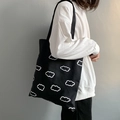Minimalistische schwarze Canvas-Einkaufstasche mit weißem Wolkendruck für Damen - Schulterstil / Wolkenschwarz