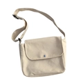 Minimalistische crème canvas crossbodytas met verstelbare riem en metalen sluiting - Crossbody Tas Met Klep / Beige