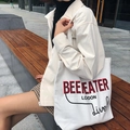 Λευκή υφασμάτινη τσάντα με κείμενο Beefeater London για καθημερινή μόδα - Βρετανική Εκτύπωση Γραμμάτων (Recharge Life)