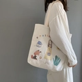 Detailaufnahme der weißen Stofftasche mit niedlichen Cartoon-Mädchen-Illustrationen - Mädchengarten-Stil