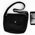 Minimalistische zwarte canvas crossbodytas met zilveren drukknoop en verstelbare schouderriem - Crossbody Tas Met Klep / Zwart