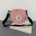Mini bolso bandolera de nylon rosa con parche de té con leche y correa ajustable - Rosa