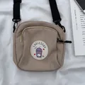 Bolso bandolera minimalista de nailon caqui con bordado y correa de hombro ajustable - Caqui claro
