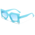 Modische hellblaue geometrische Sonnenbrille mit Strasssteinen und Verlaufsgläsern - Hellblauer Rahmen Blau Verlaufsgläser