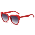 Auffällige rote geometrische Sonnenbrille mit großem Rahmen und grauen Verlaufsgläsern - Roter Rahmen Graue Gläser