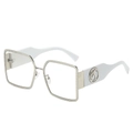 Retro quadratische Silber-Metall-Sonnenbrille mit weißen Bügeln und S-Logo in 45-Grad-Sicht - Silberrahmen