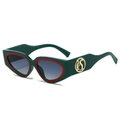 Gafas de sol cat-eye Y2K verde oscuro con borde interno rojo y detalles dorados - Montura Verde / Lentes Verdes
