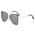 Cat-Eye Sonnenbrille mit silbernem Rahmen und roten Strasssteinen auf weißem Hintergrund - Silberner Rahmen Silberne Gläser