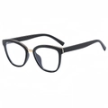 Gafas negras grandes con detalles en metal dorado y lentes con filtro de luz azul - Negro