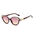 Occhiali da sole cat-eye retrò con montatura bordeaux e lenti sfumate rosa vista da 45 gradi - Cornice Rosso Vino Lenti Tè Rosa